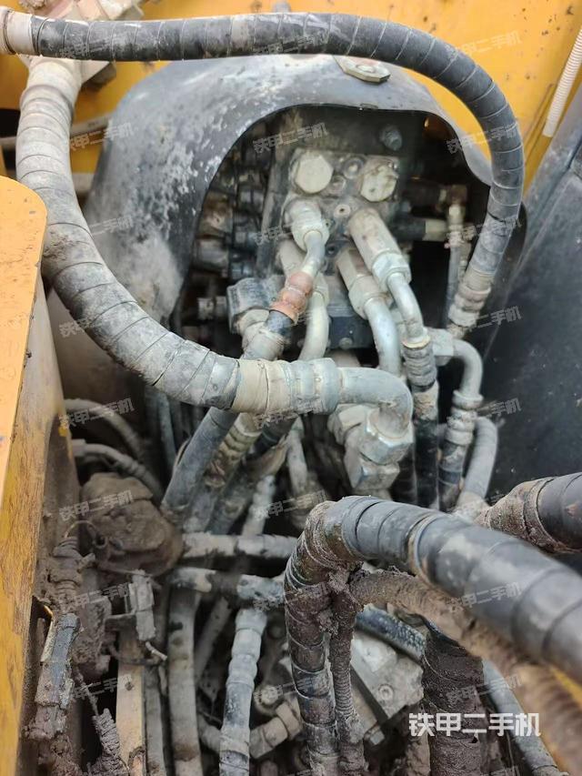 回转马达和主控阀(整机外观) 回转马达和主控阀(整机外观)