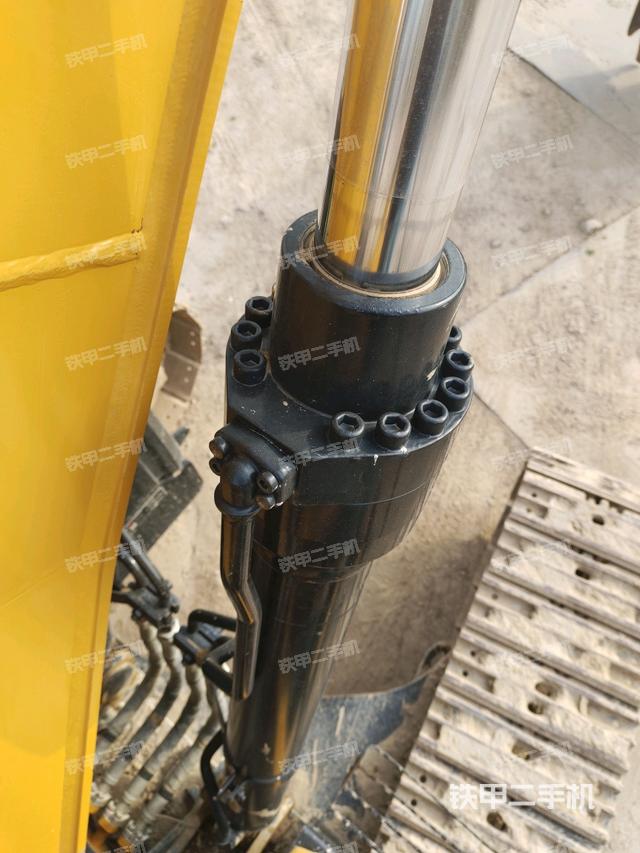 大臂油缸整体 竖拍(工作和回转装置) 大臂油缸整体 竖拍(工作和回转装置)