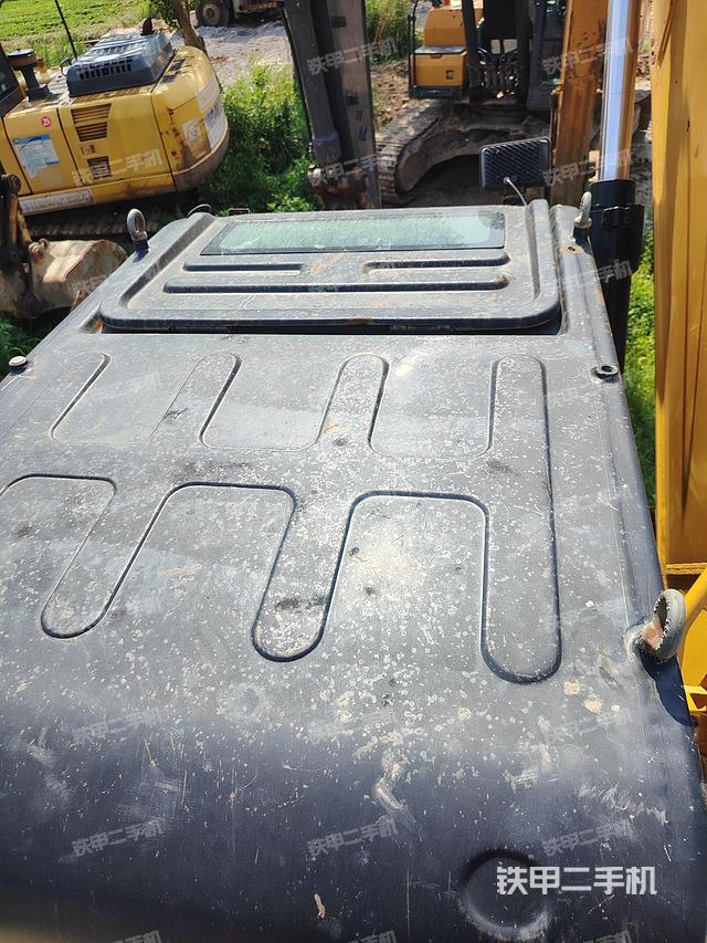 驾驶室顶部(整机外观) 驾驶室顶部(整机外观)