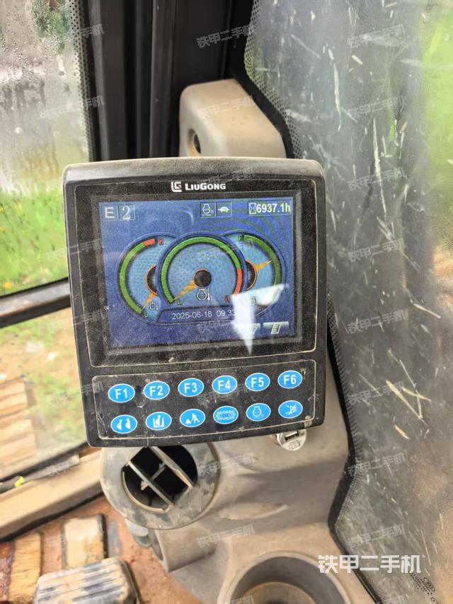 驾驶室整体(整机外观) 驾驶室整体(整机外观)