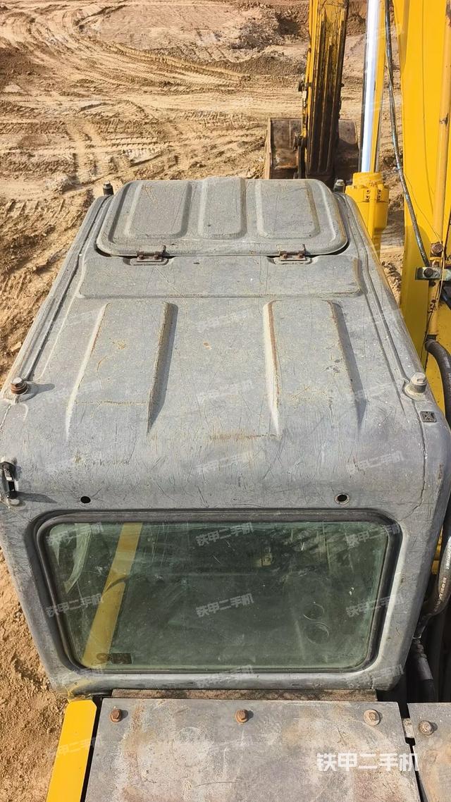 駕駛室頂部(整機外觀) 駕駛室頂部(整機外觀)