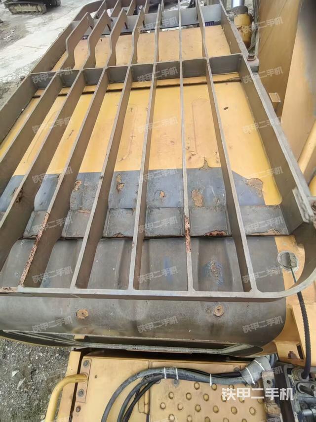 駕駛室頂部（整機外觀）