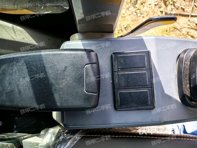 座椅左侧控制台/音响/含左手柄（驾驶室部分）