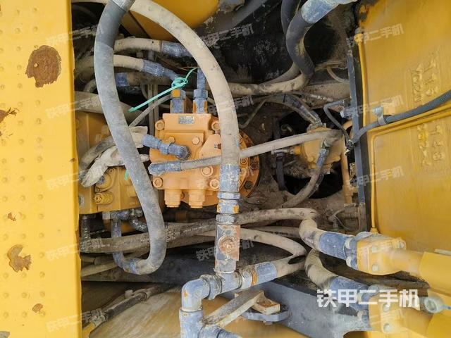 回转马达和主控阀(整机外观) 回转马达和主控阀(整机外观)