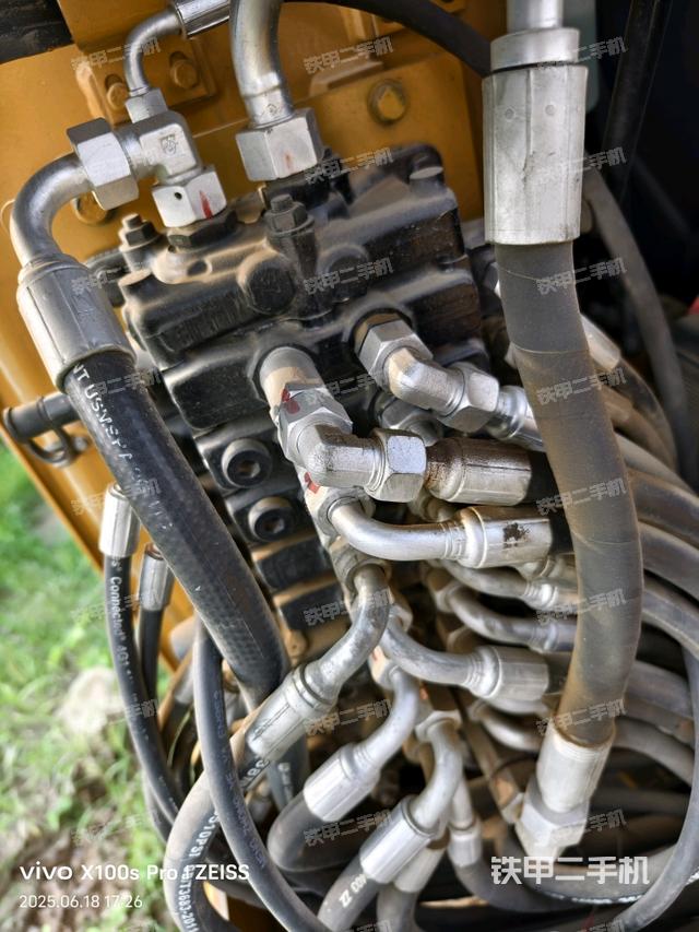 回转马达和主控阀(整机外观) 回转马达和主控阀(整机外观)