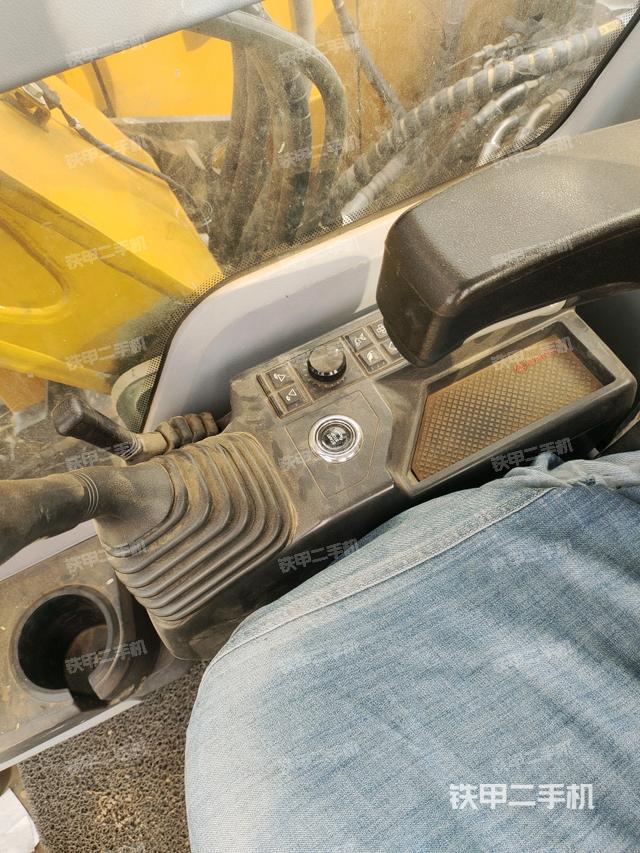 座椅右侧控制台/钥匙门/油门/含右手柄（驾驶室部分）