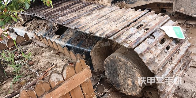 单侧履带整体(整机外观) 单侧履带整体(整机外观)