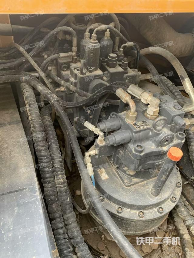 回转马达和主控阀(整机外观) 回转马达和主控阀(整机外观)