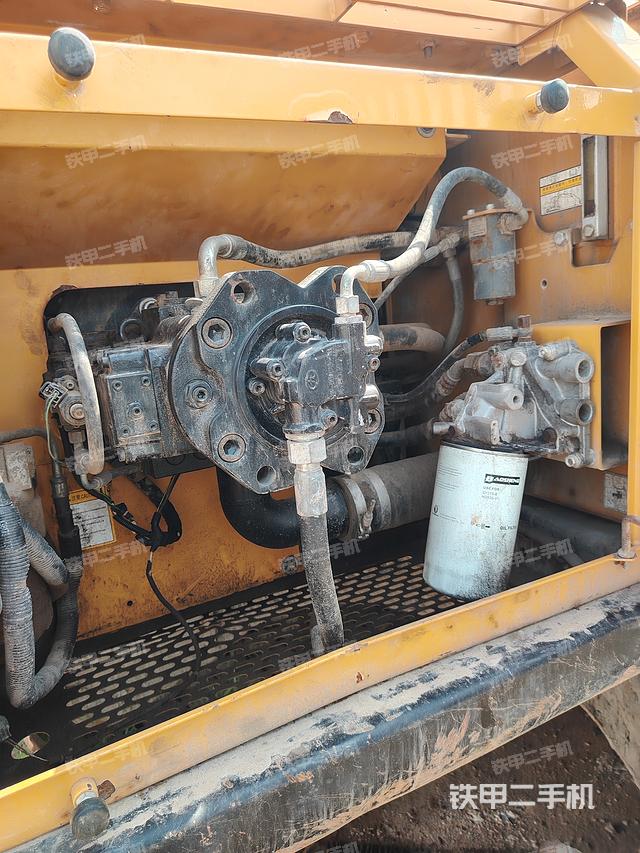 液压泵舱室正面整体(整机外观) 液压泵舱室正面整体(整机外观)