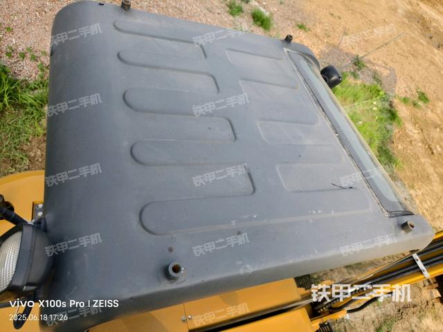 驾驶室顶部(整机外观) 驾驶室顶部(整机外观)