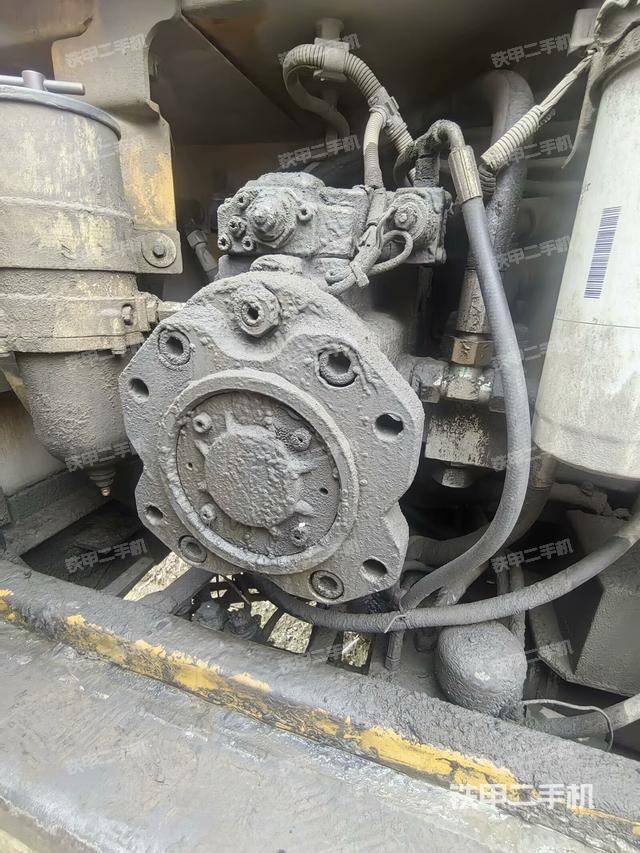 液壓泵艙室正面整體（整機外觀）