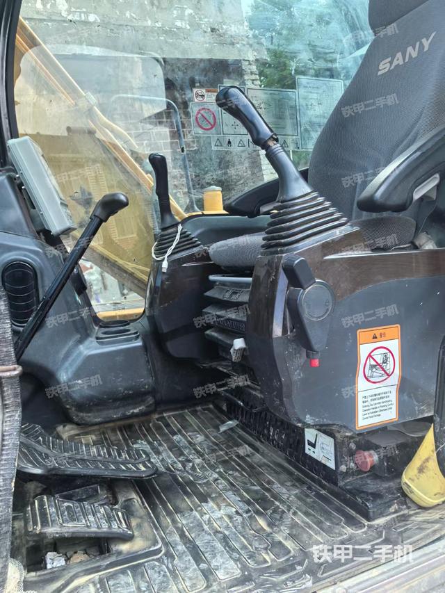 驾驶室整体(整机外观) 驾驶室整体(整机外观)