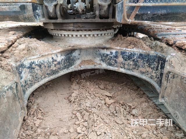 转盘和下车架正前(工作和回转装置) 转盘和下车架正前(工作和回转装置)