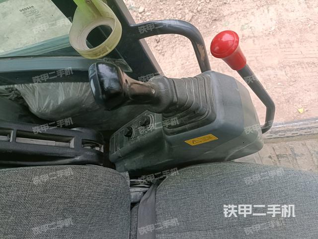 座椅左侧控制台/音响/含左手柄(驾驶室部分) 座椅左侧控制台/音响/含左手柄(驾驶室部分)