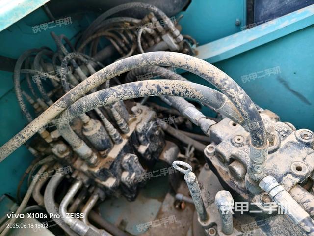 回转马达和主控阀(整机外观) 回转马达和主控阀(整机外观)