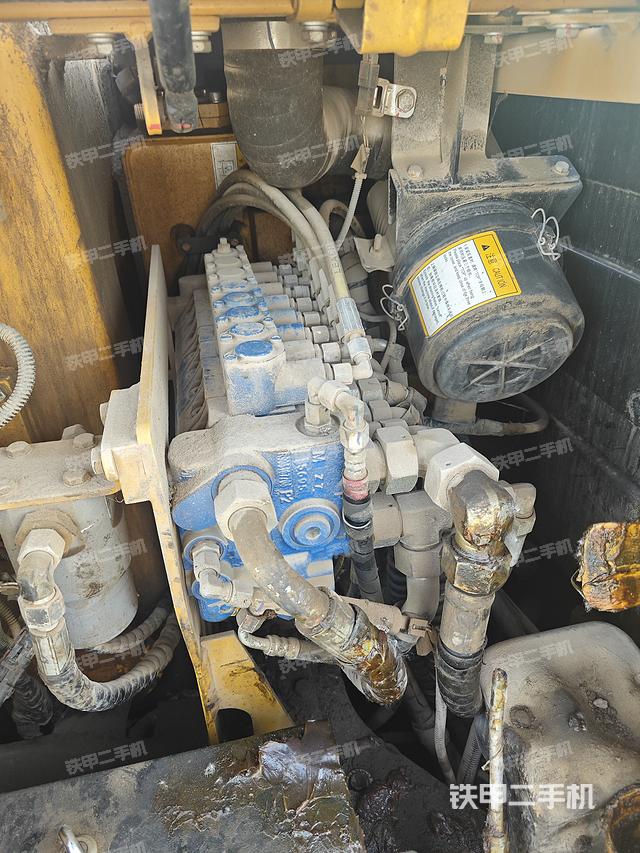 回转马达和主控阀（整机外观）