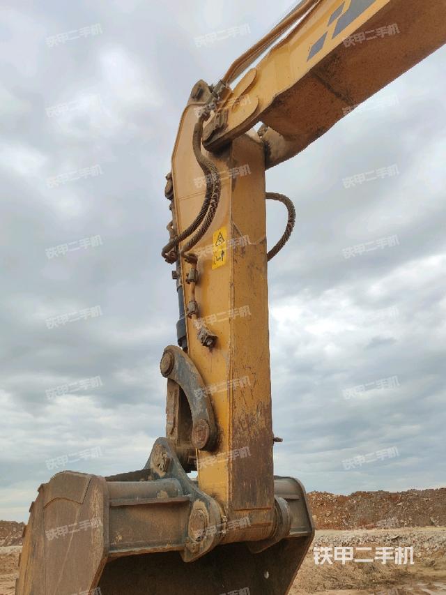 小臂整体左后(工作和回转装置) 小臂整体左后(工作和回转装置)