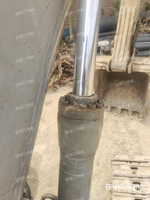 大臂油缸整体 竖拍(工作和回转装置) 大臂油缸整体 竖拍(工作和回转装置)