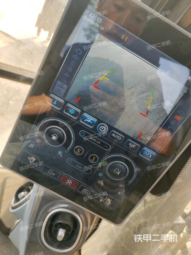 显示屏 (驾驶室部分) 显示屏 (驾驶室部分)