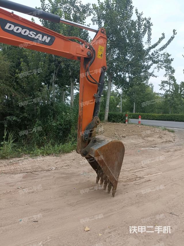 小臂整体左后(工作和回转装置) 小臂整体左后(工作和回转装置)