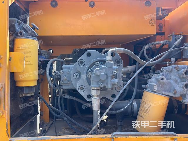 液压泵舱室正面整体(整机外观) 液压泵舱室正面整体(整机外观)