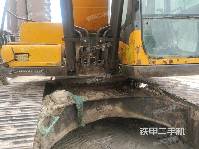 转盘和下车架正前(工作和回转装置) 转盘和下车架正前(工作和回转装置)