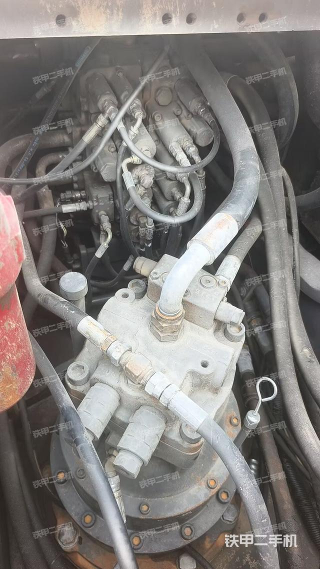 回轉(zhuǎn)馬達(dá)和主控閥(整機外觀) 回轉(zhuǎn)馬達(dá)和主控閥(整機外觀)