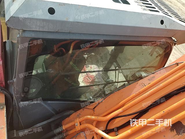 驾驶室顶部(整机外观) 驾驶室顶部(整机外观)