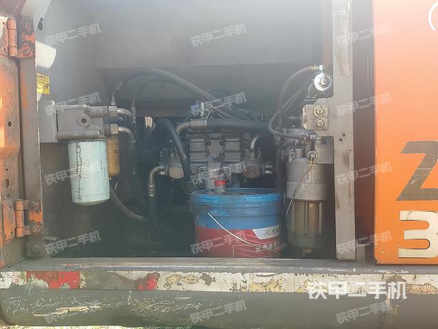 液压泵舱室正面整体(整机外观) 液压泵舱室正面整体(整机外观)