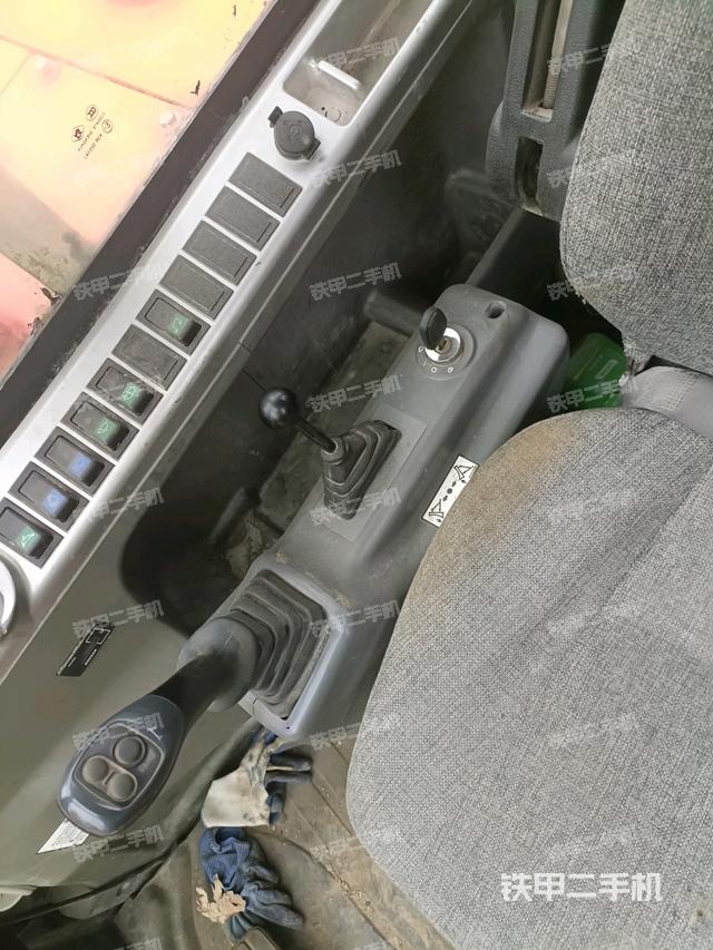 座椅右侧控制台/钥匙门/油门/含右手柄(驾驶室部分) 座椅右侧控制台/钥匙门/油门/含右手柄(驾驶室部分)