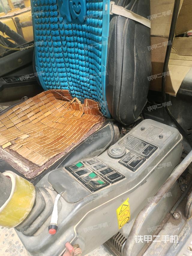 座椅左侧控制台/音响/含左手柄(驾驶室部分) 座椅左侧控制台/音响/含左手柄(驾驶室部分)