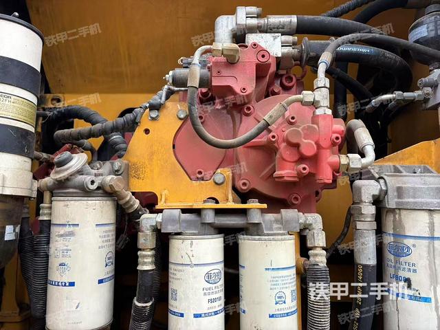 液压泵舱室正面整体(整机外观) 液压泵舱室正面整体(整机外观)