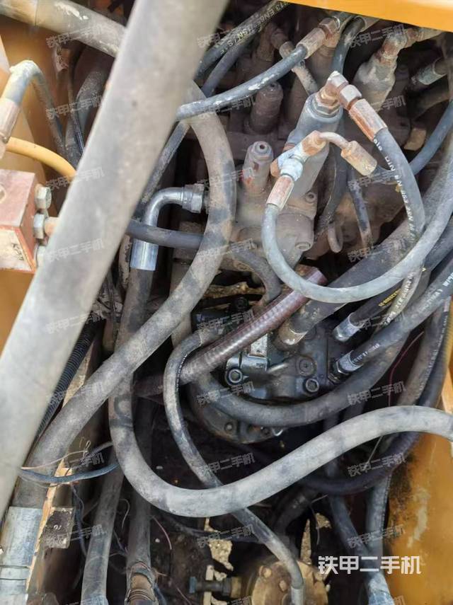 回转马达和主控阀(整机外观) 回转马达和主控阀(整机外观)