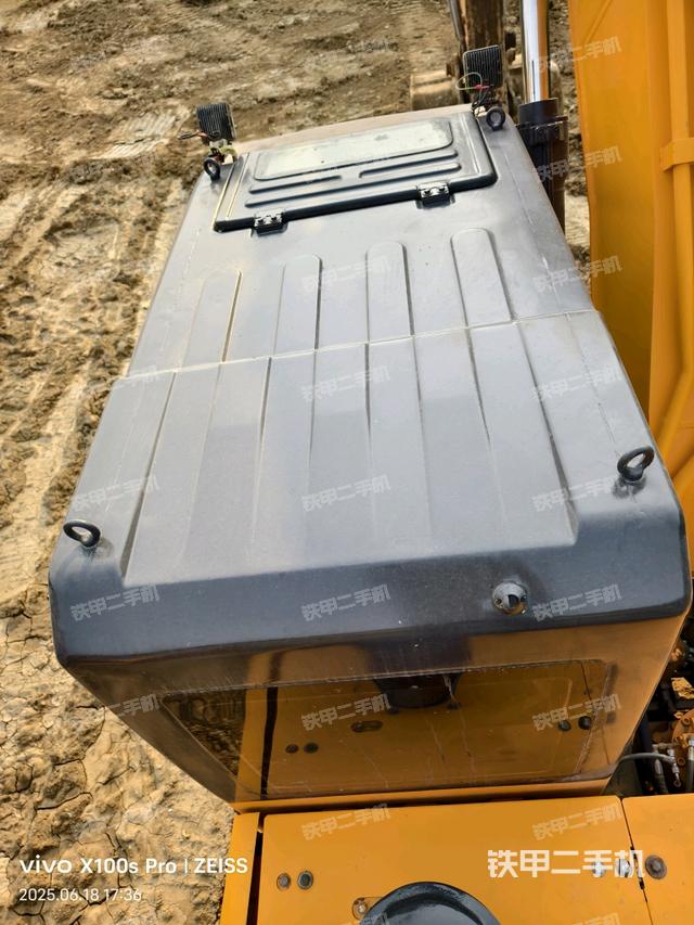 驾驶室顶部(整机外观) 驾驶室顶部(整机外观)