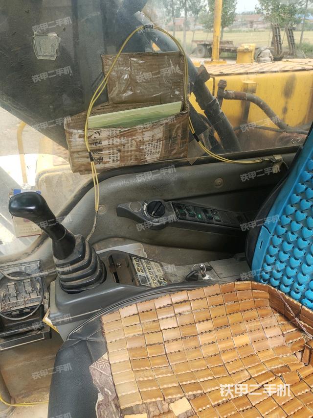 座椅右侧控制台/钥匙门/油门/含右手柄(驾驶室部分) 座椅右侧控制台/钥匙门/油门/含右手柄(驾驶室部分)