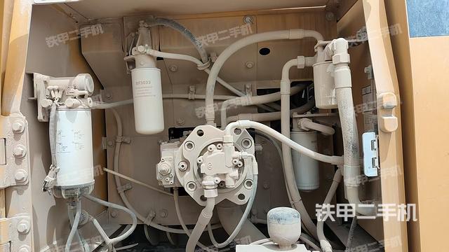 液压泵舱室正面整体(整机外观) 液压泵舱室正面整体(整机外观)