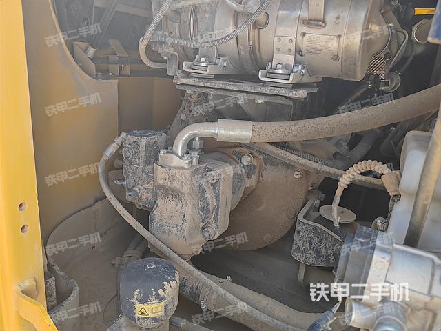山东临工E675H国四挖掘机的设备实拍-第3张实拍照片