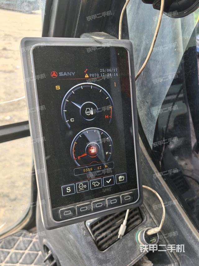 驾驶室整体(整机外观) 驾驶室整体(整机外观)