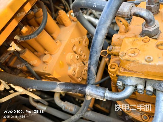 回转马达和主控阀(整机外观) 回转马达和主控阀(整机外观)