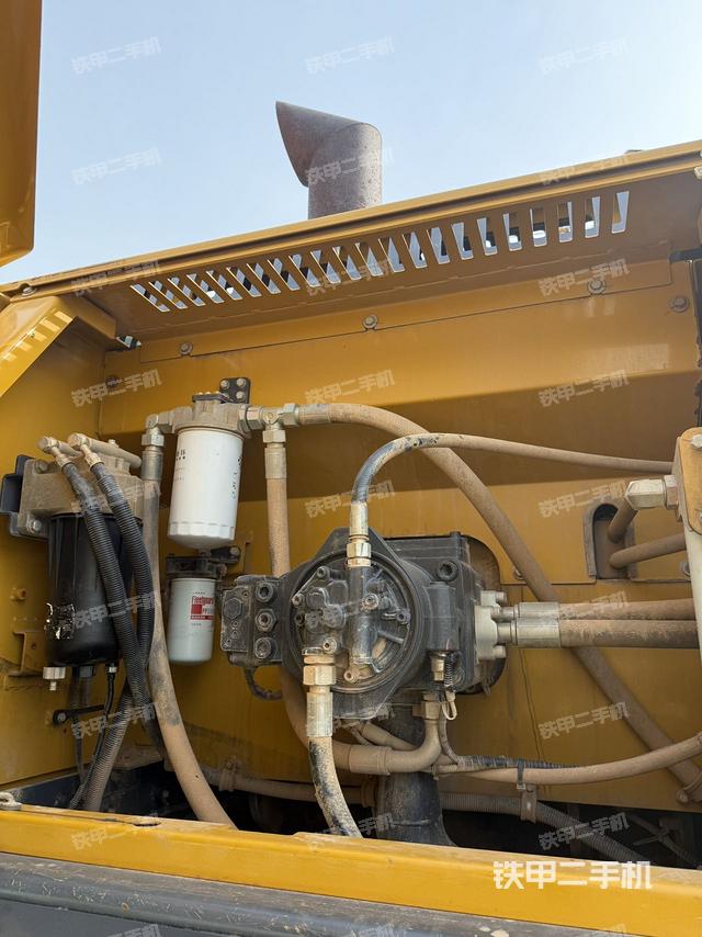 液压泵舱室正面整体(整机外观) 液压泵舱室正面整体(整机外观)