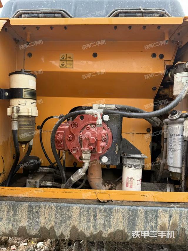 液压泵舱室正面整体（整机外观）