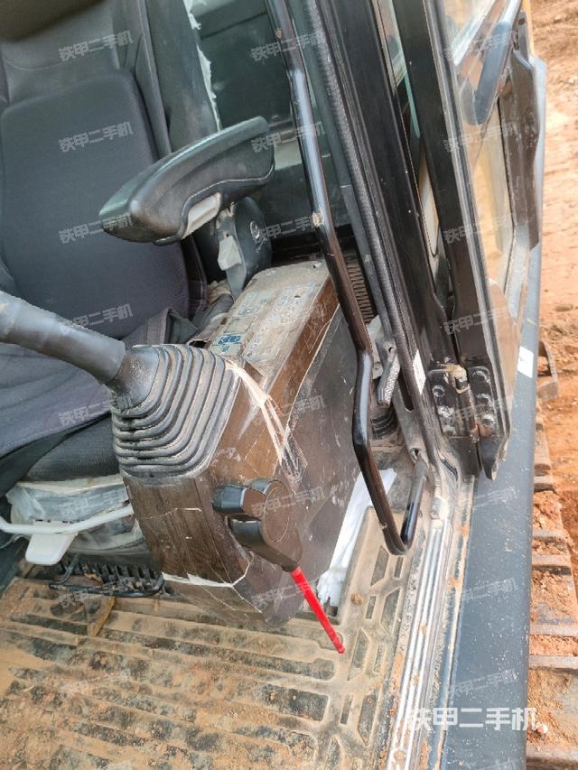 座椅左侧控制台/音响/含左手柄(驾驶室部分) 座椅左侧控制台/音响/含左手柄(驾驶室部分)