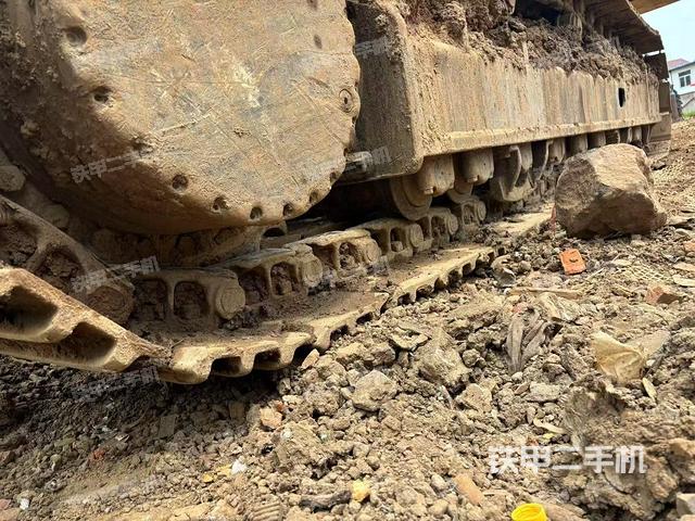 单侧履带整体(整机外观) 单侧履带整体(整机外观)