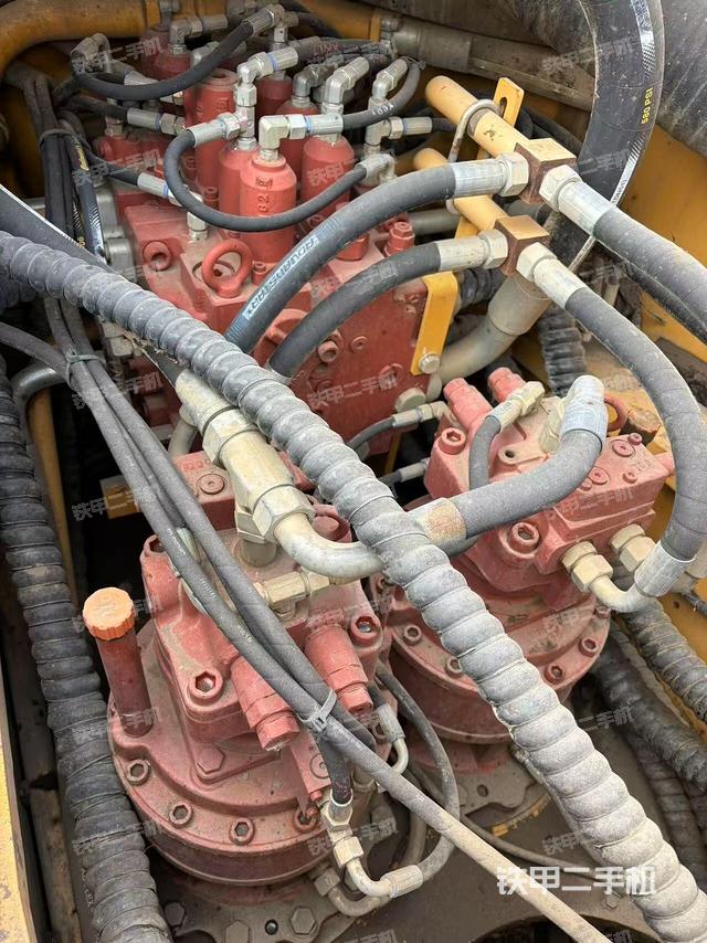 回转马达和主控阀(整机外观) 回转马达和主控阀(整机外观)