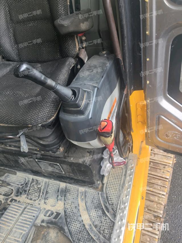 座椅左侧控制台/音响/含左手柄（驾驶室部分）