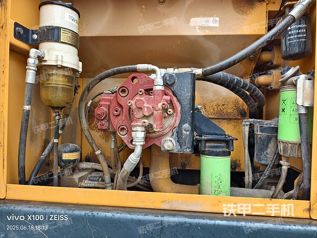 液压泵舱室正面整体(整机外观) 液压泵舱室正面整体(整机外观)