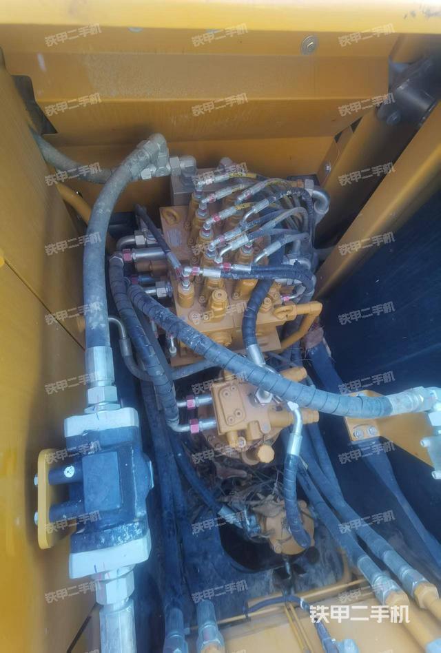 回转马达和主控阀(整机外观) 回转马达和主控阀(整机外观)