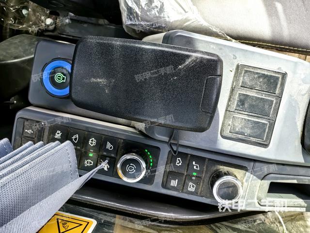 座椅右侧控制台/钥匙门/油门/含右手柄（驾驶室部分）