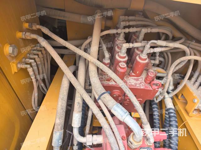 回转马达和主控阀(整机外观) 回转马达和主控阀(整机外观)