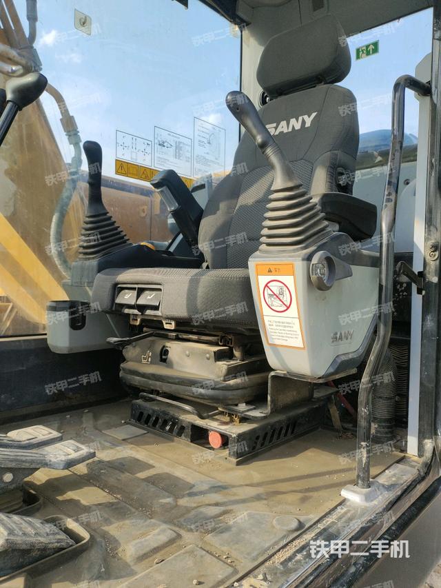 驾驶室左后45度(驾驶室部分) 驾驶室左后45度(驾驶室部分)